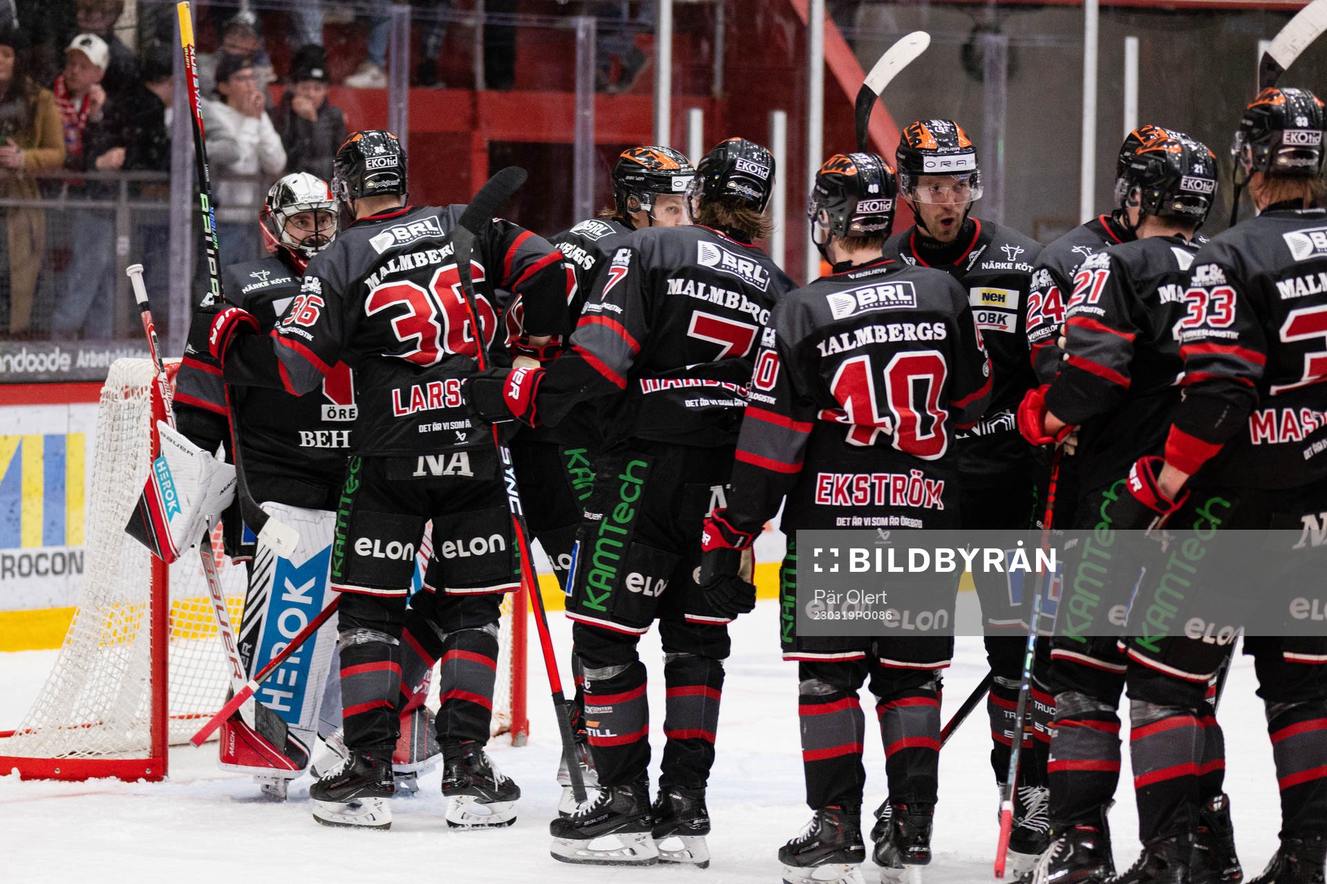 Örebros spelare jublar med målvakt Jhonas Enroth