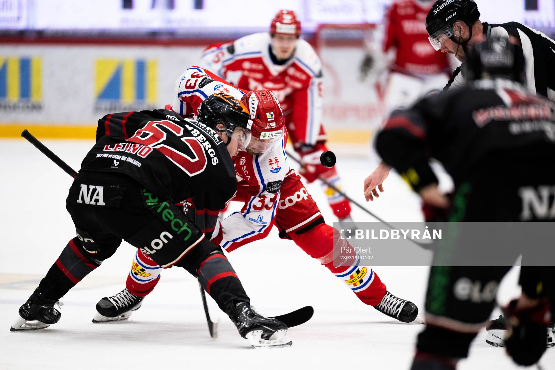 Örebros Robert Leino och Timrås Albin Lundin tekar