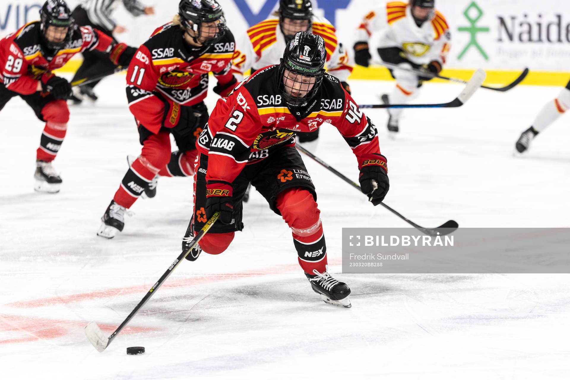 Luleås Viivi Vainikka med pucken