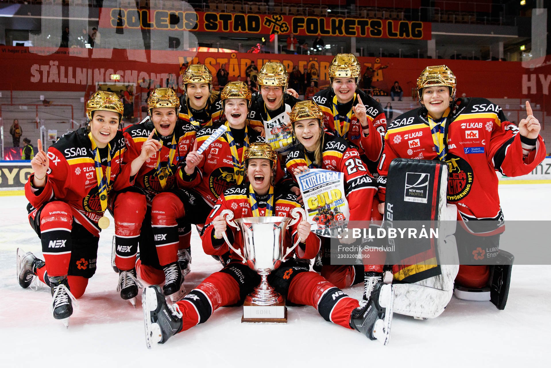 Luleås spelare jublar med pokalen