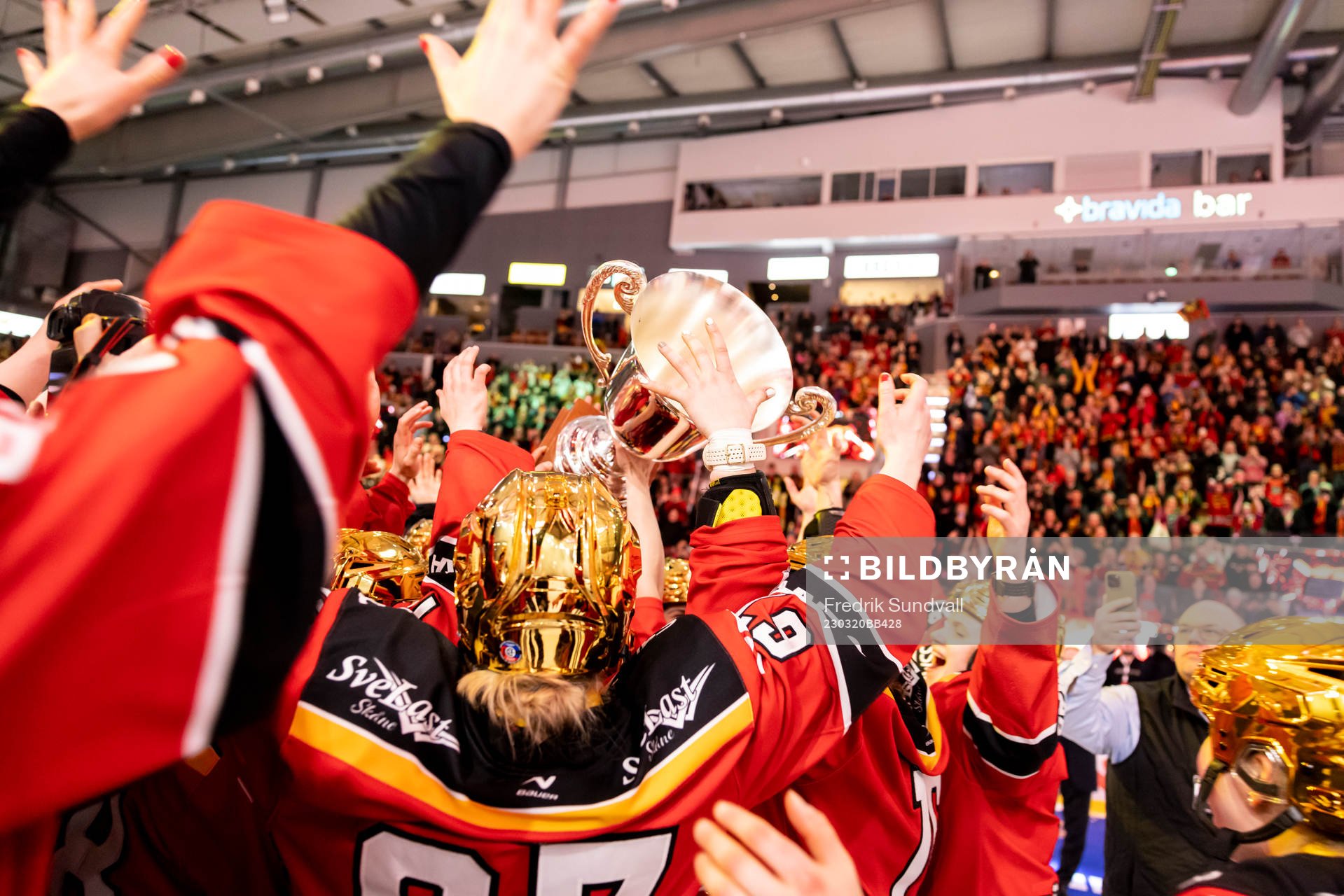 Pokalen lyfts till guldjubel