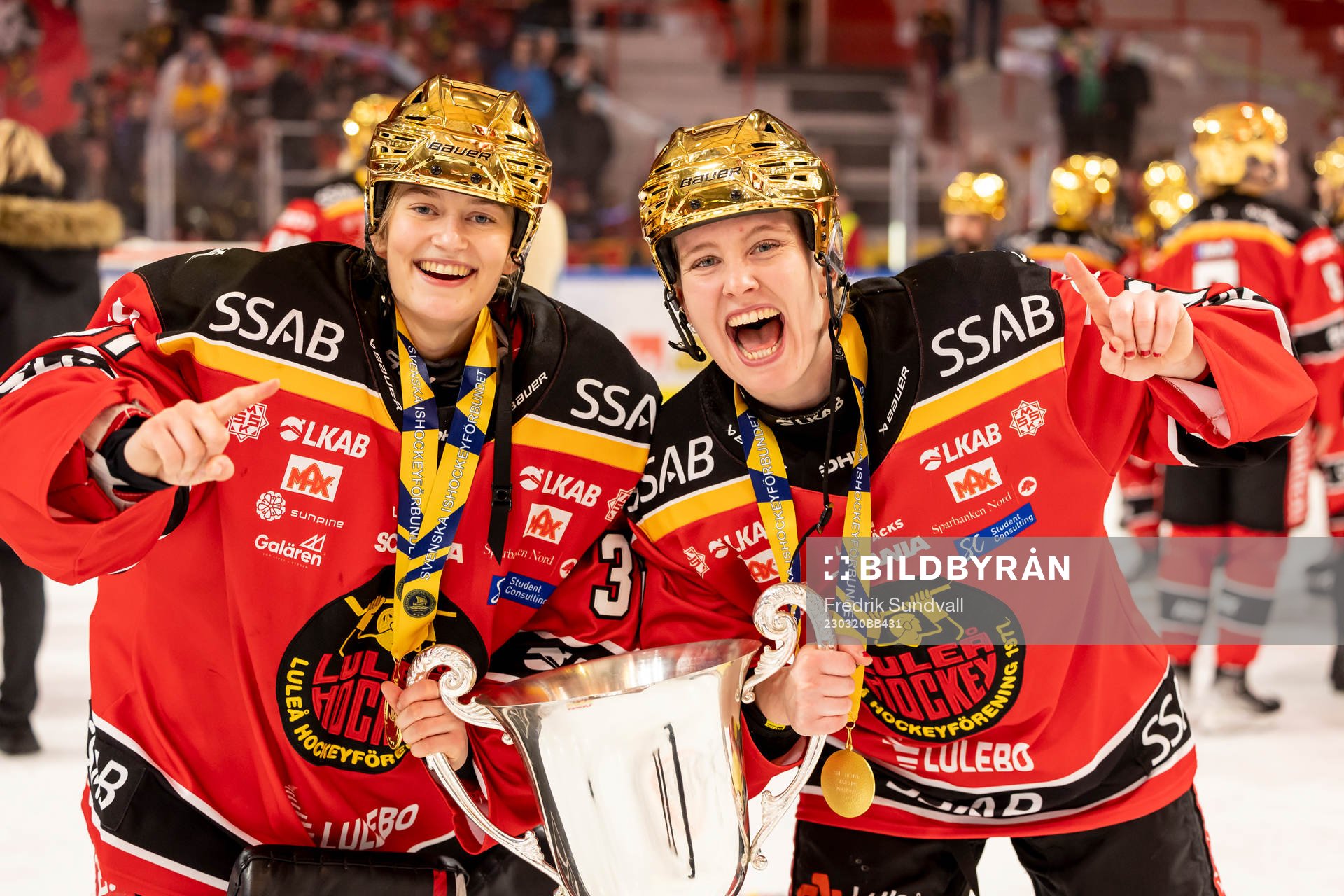 Guld jubel av Luleås Linn Peterson och målvakt Frida Axell