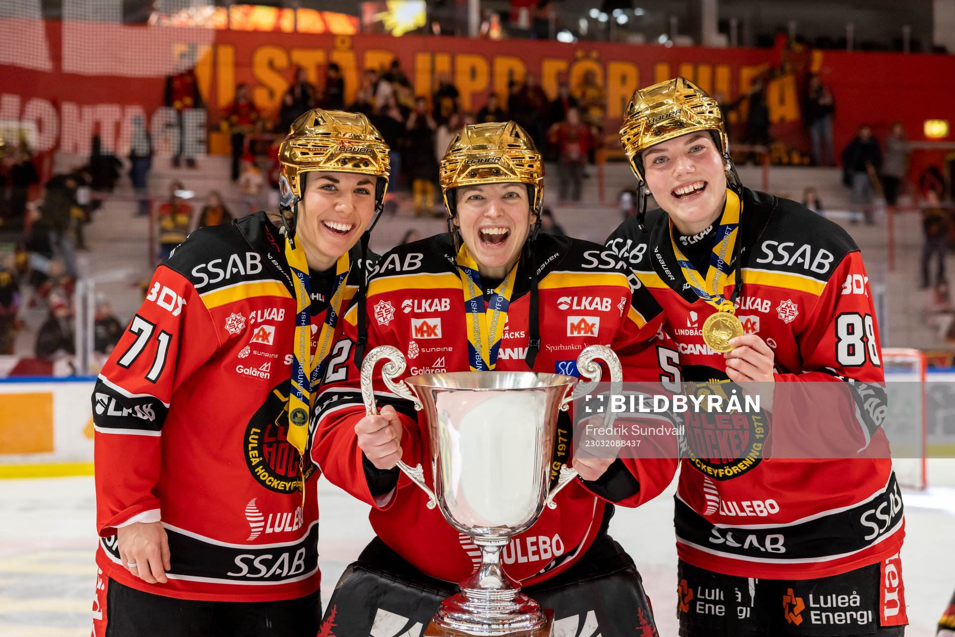 Guldfirande med Luleås Anna Kjellbin, målvakt Sara Grahn