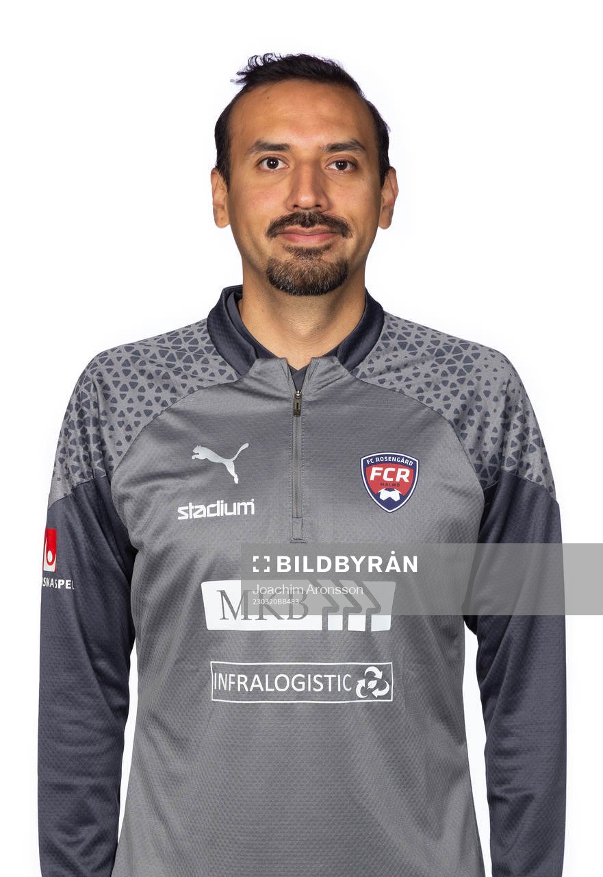 Rosengårds lagläkare Antonio Beltran poserar för ett porträtt den 20 mars 2023 i Malmö.