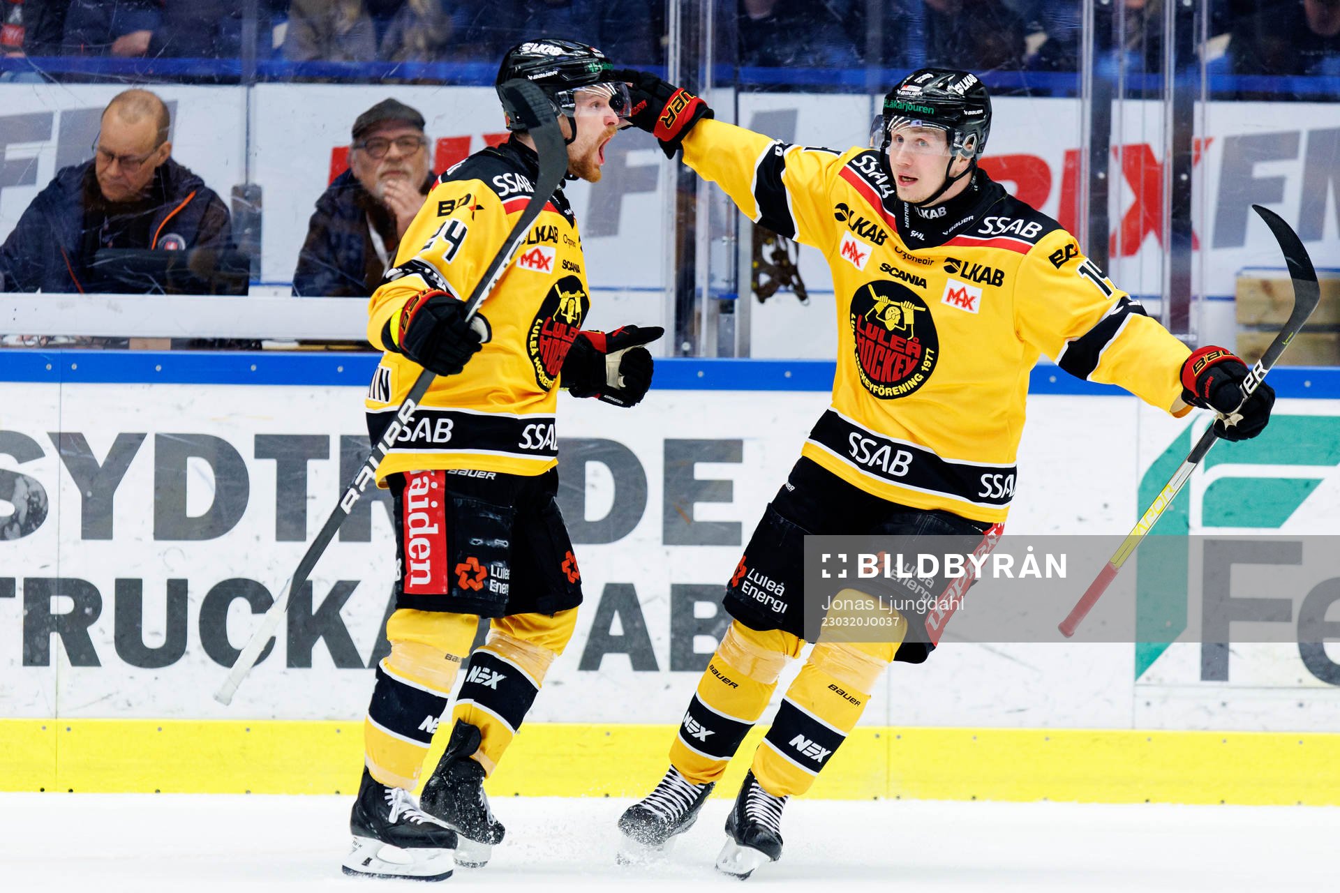 Luleås Brendan Shinnimin och Jonas Berglund jublar