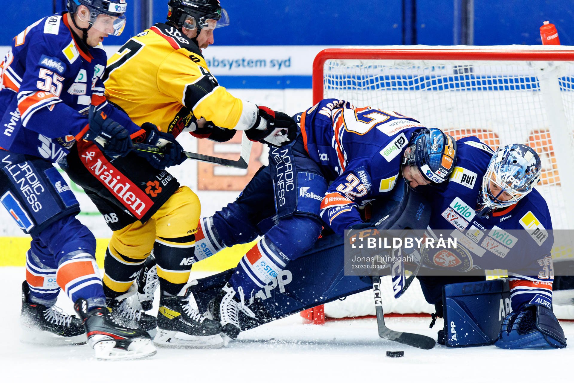 Luleås Leo Komarov oroar framför Växjös målvakt Emil