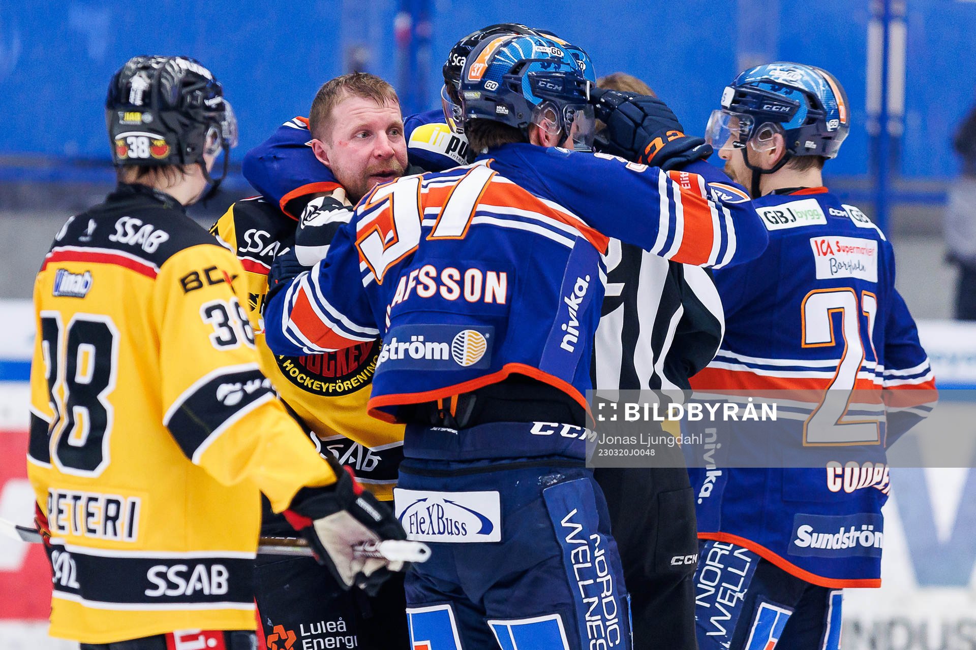 Irriterat mellan Luleås Leo Komarov och Växjös Glenn