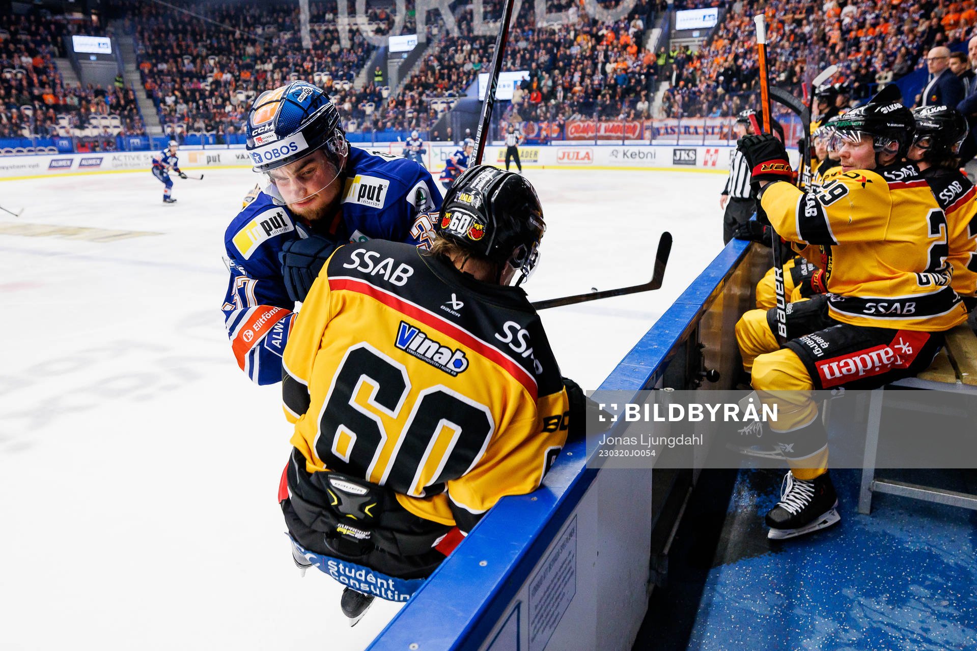 Växjös Glenn Gustafsson tacklar Luleås Julius Honka