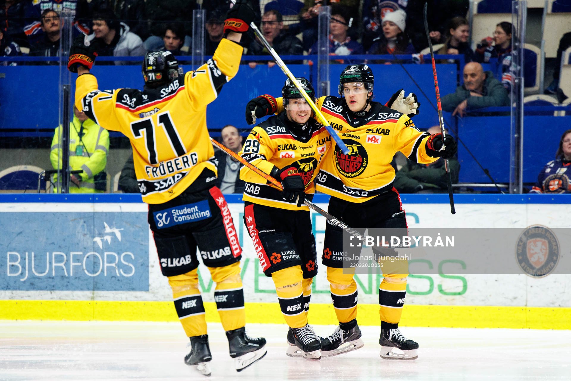 Luleås Erik Gustafsson och Julius Honka jublar