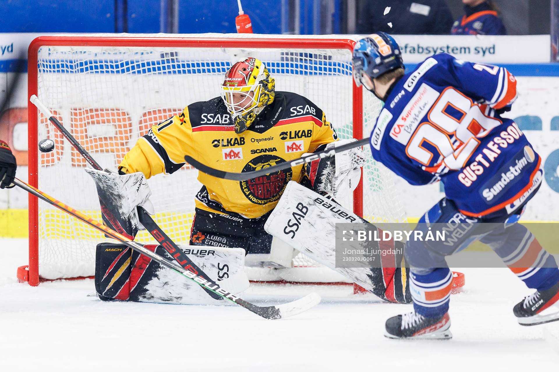 Luleås målvakt Matteus Ward när Växjös Hugo Gustafsson