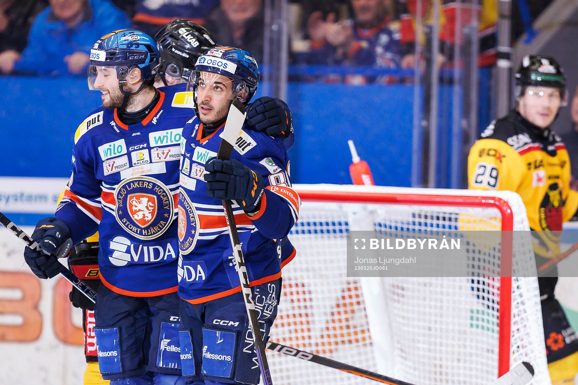 Växjös Tobias Rieder och Jayden Halbgewachs jublar