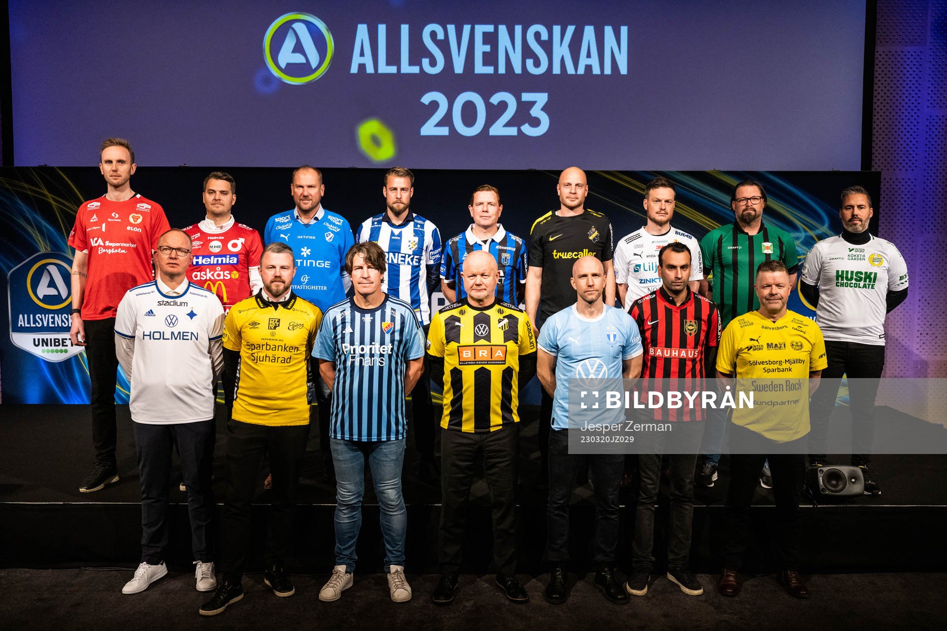 Tränarna poserar för en bild under fotbollsallsvenskans upptaktsträff den 20 mars 2023 i Stockholm. Övre raden fr.v Henrik Jensen, tränare Kalmar, Tobias Solberg, tränare Degerfors, Magnus Haglund, tränare Halmstad, William Lundin, tränare IFK Göteborg, Christer Mattiasson, tränare Sirius, Andreas Brännström, tränare AIK, Kim Hellberg, tränare Värnamo, Joakim Persson, tränare Varberg, och Marti Cifuentes, tränare Hammarby. Nedre raden fr.v. Glen Riddersholm, tränare IFK Norrköping, Jimmy Thelin, tränare Elfsborg, Thomas Lagerlöf, tränare Djurgården, Per-Mathias Högmo, tränare Häcken, Henrik Rydström, tränare Malmö FF, Andreas Engelmark, tränare Brommapojkarna, och Anders Torstensson, tränare Mjällby.