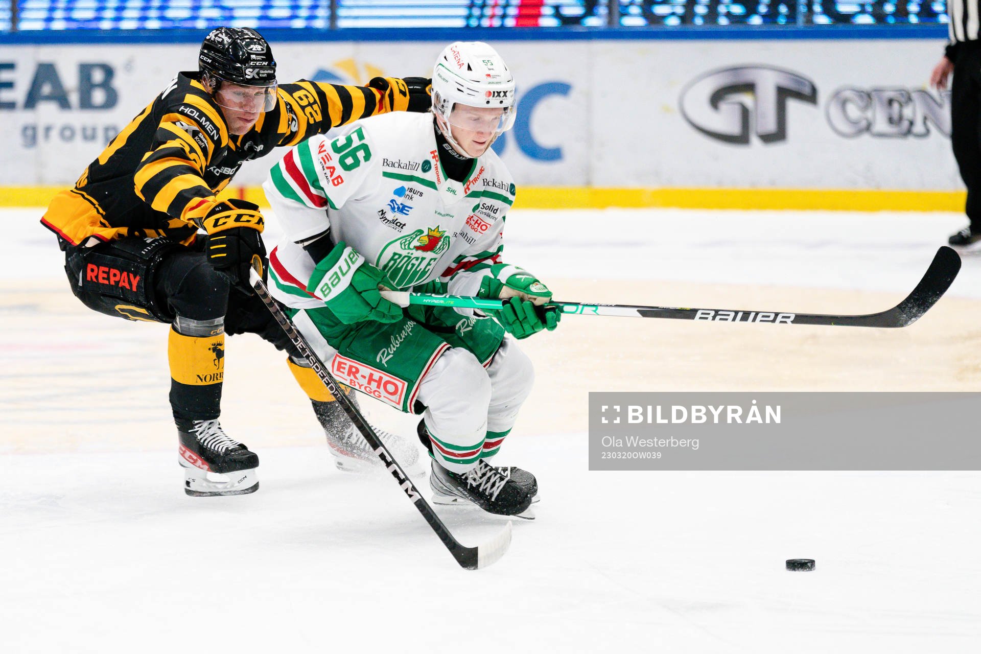 Rögles Adam Engström och Skellefteå AIKs Albin Sundsvik