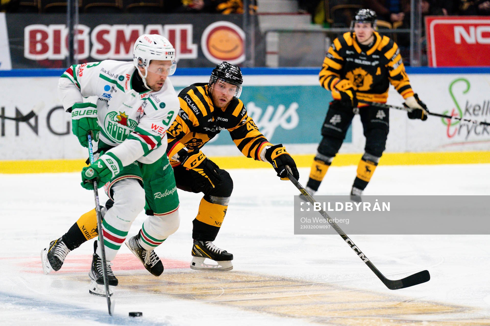 Rögles Michael Kapla och Skellefteå AIKs Filip Sandberg