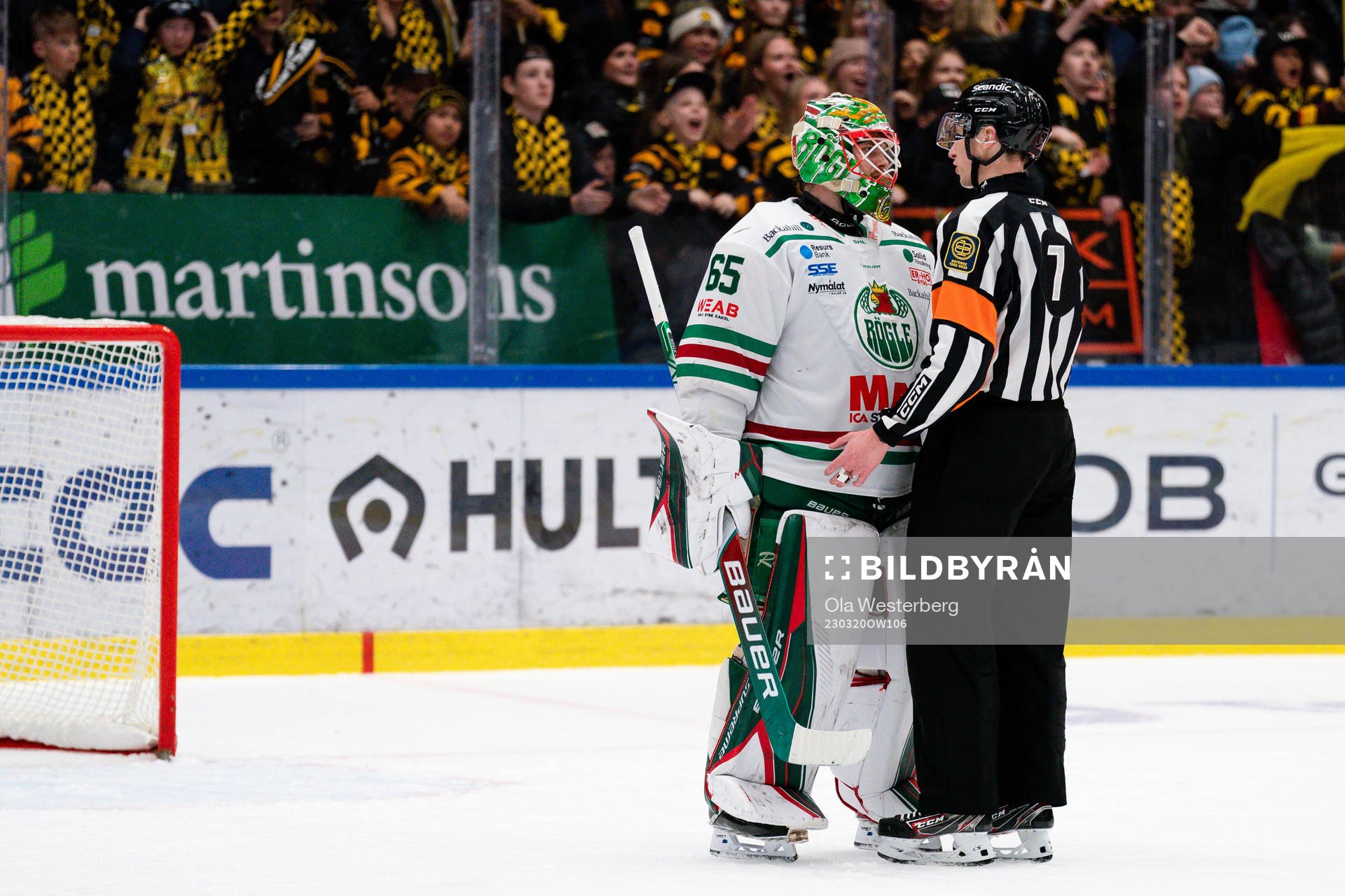 Rögles målvakt Christoffer Rifalk och domare Christoffer