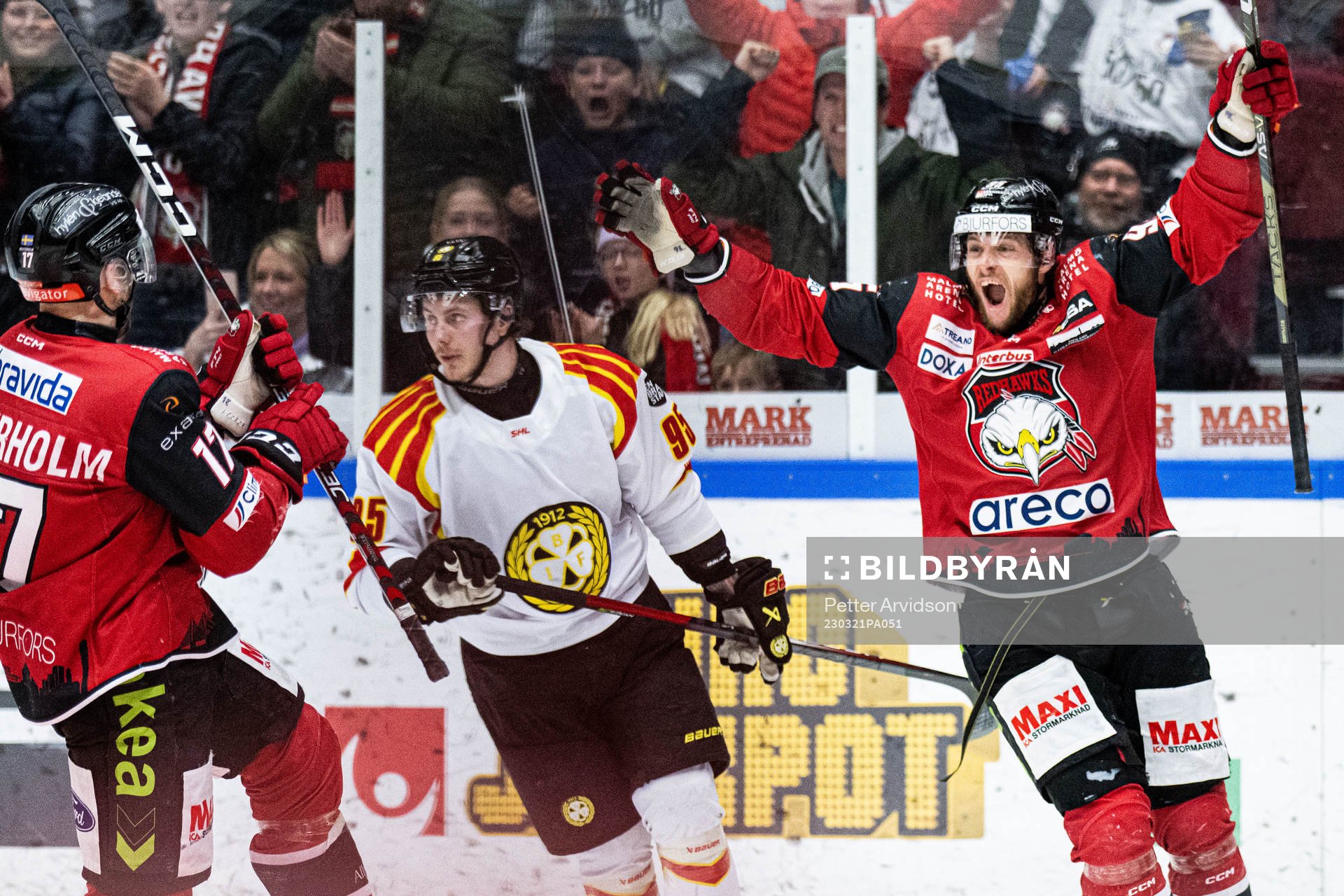 Malmö Redhawks Pathrik Westerholm och Carl Persson jublar