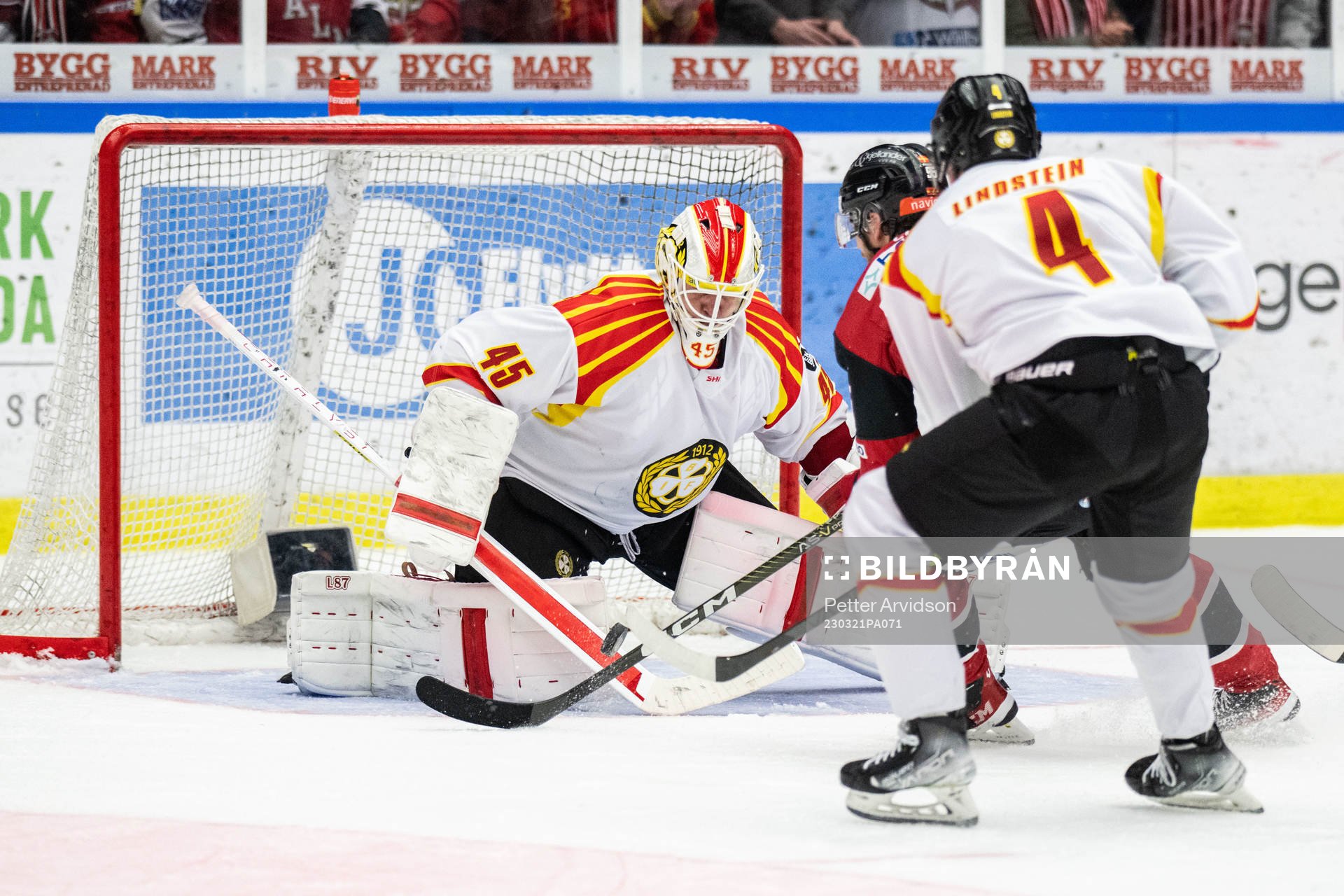Malmö Redhawks Carl Persson mot Brynäs målvakt Jussi
