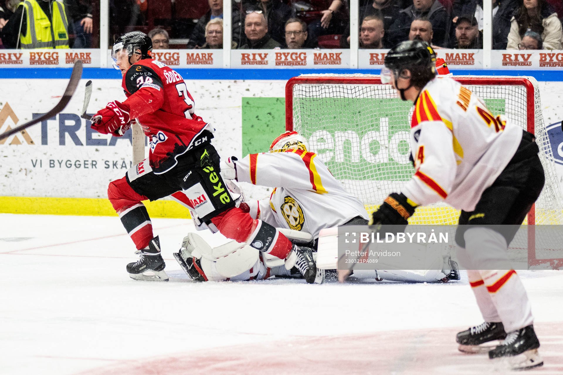 Malmö Redhawks Carl Söderberg och Brynäs målvakt Jussi