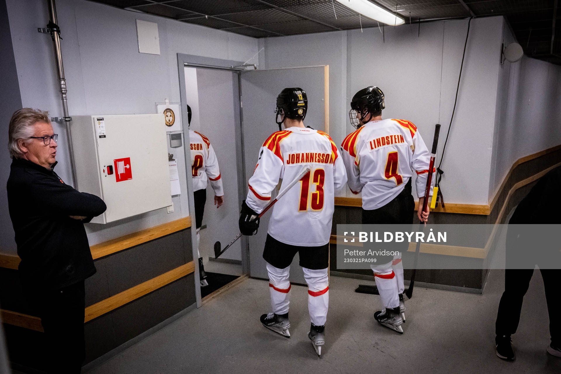 Brynäs Samuel Johannesson och Theo Lindstein lämnar isen