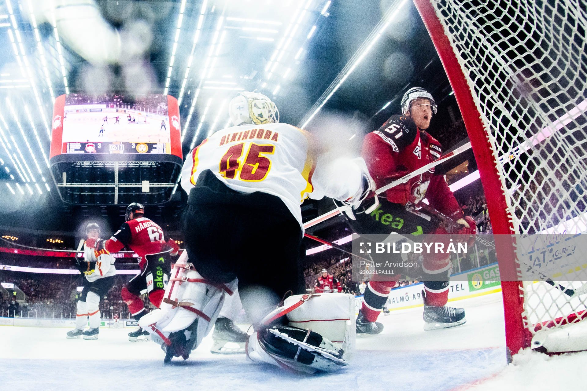 Malmö Redhawks Emil Sylvegård oroar mot Brynäs målvakt