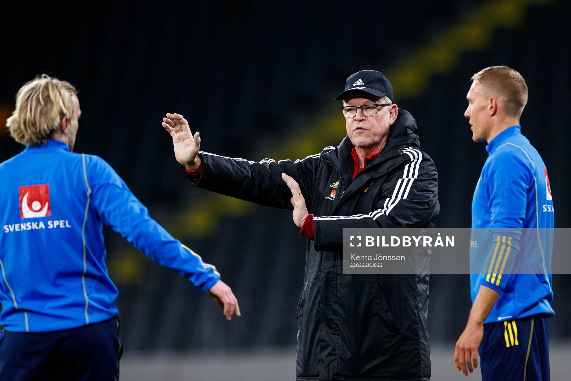 Head coach Janne Andersson gives instructions to Emil