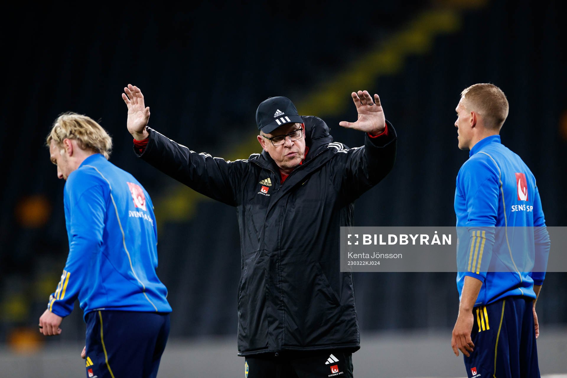 Head coach Janne Andersson gives instructions to Emil