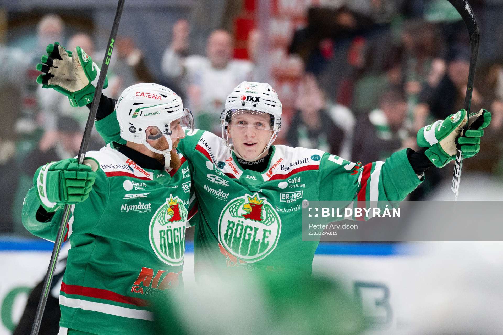 Rögles Vojtech Mozik och Adam Engström jublar