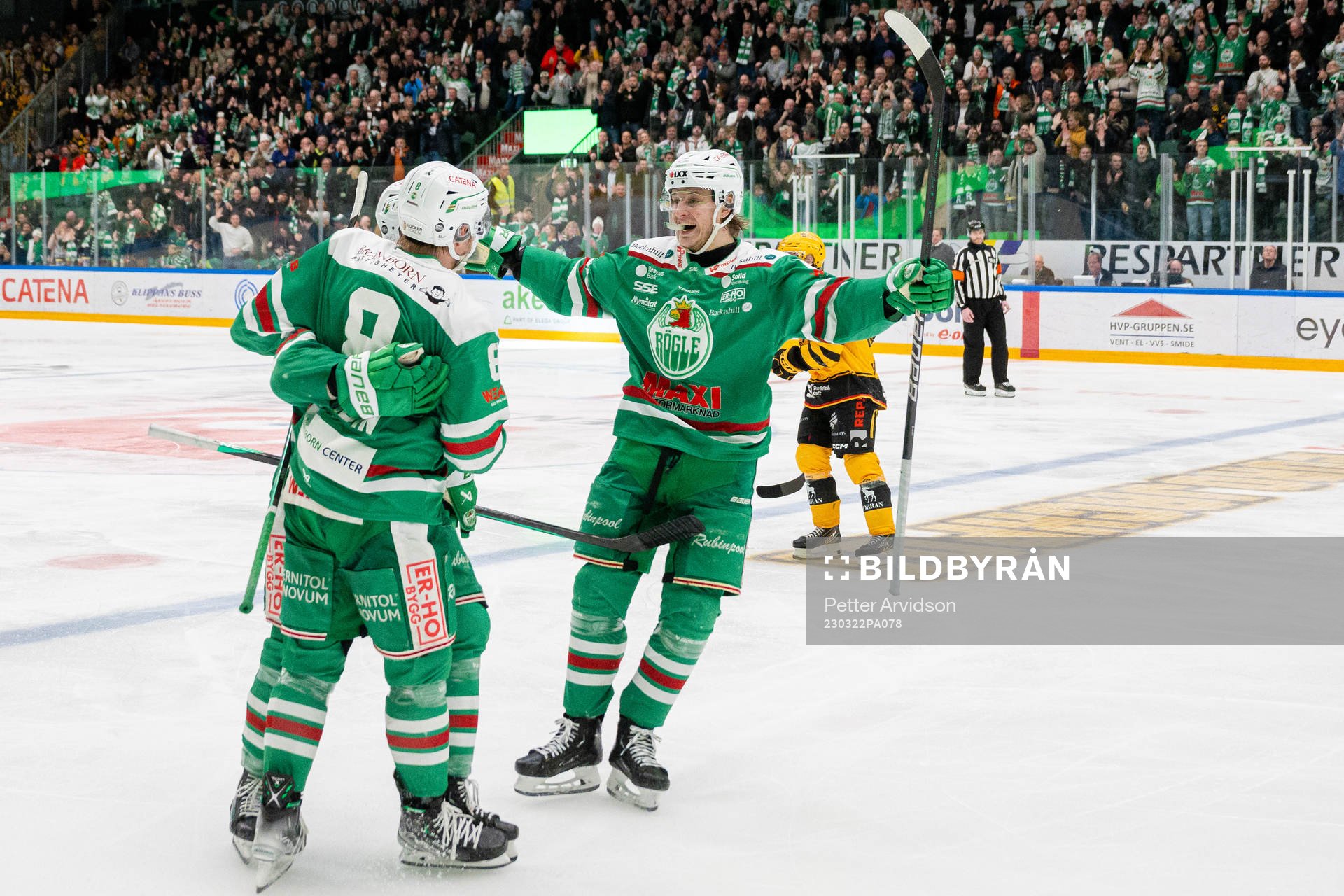 Rögles Linus Sandin jublar med Tony Sund