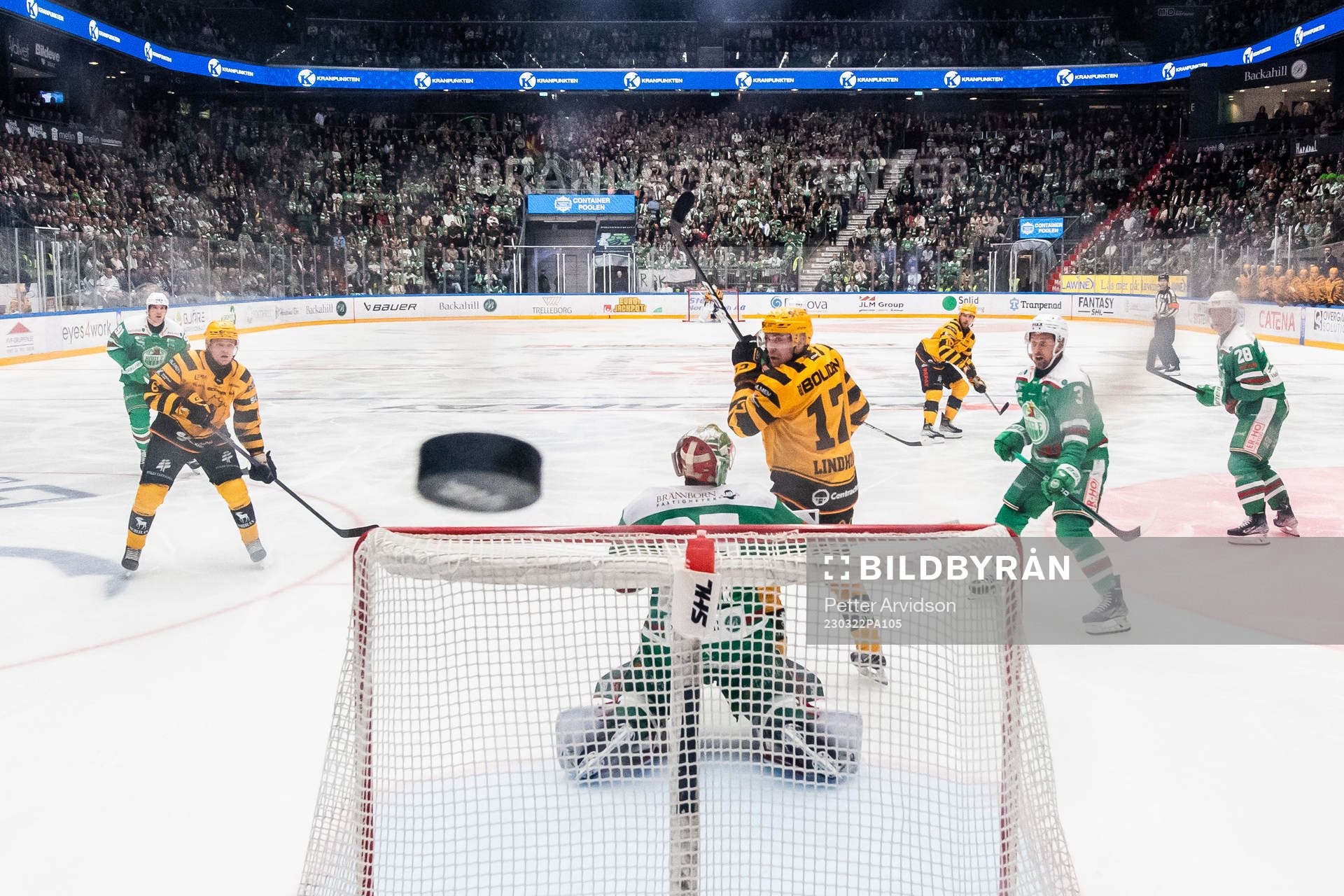Skellefteås Pär Lindholm oroar framför Rögles målvakt