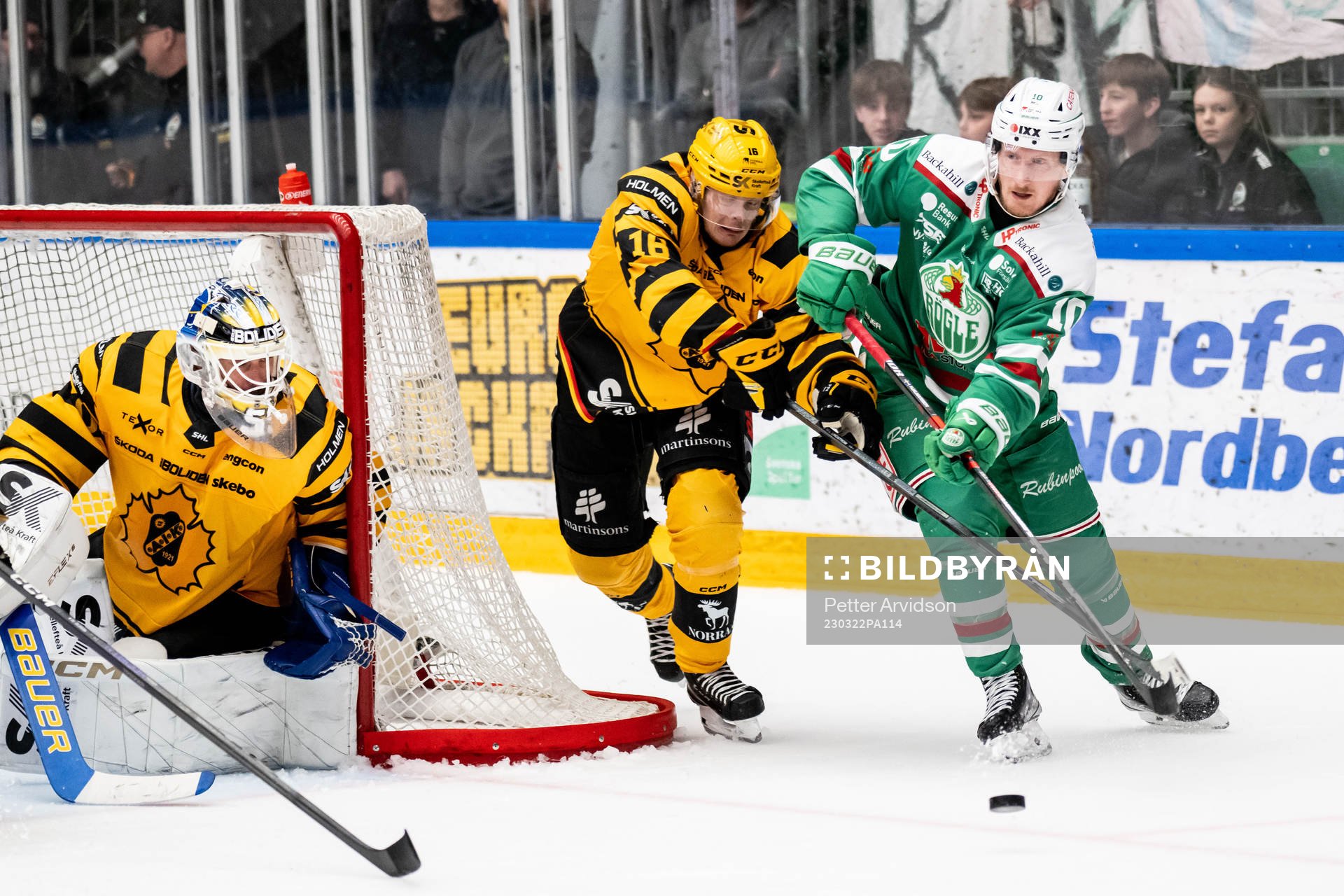 Rögles Simon Hjalmarsson mot Skellefteås målvakt Frans