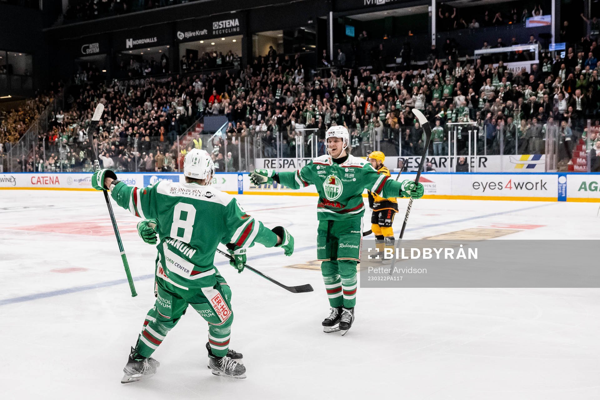 Rögles Linus Sandin jublar med Tony Sund