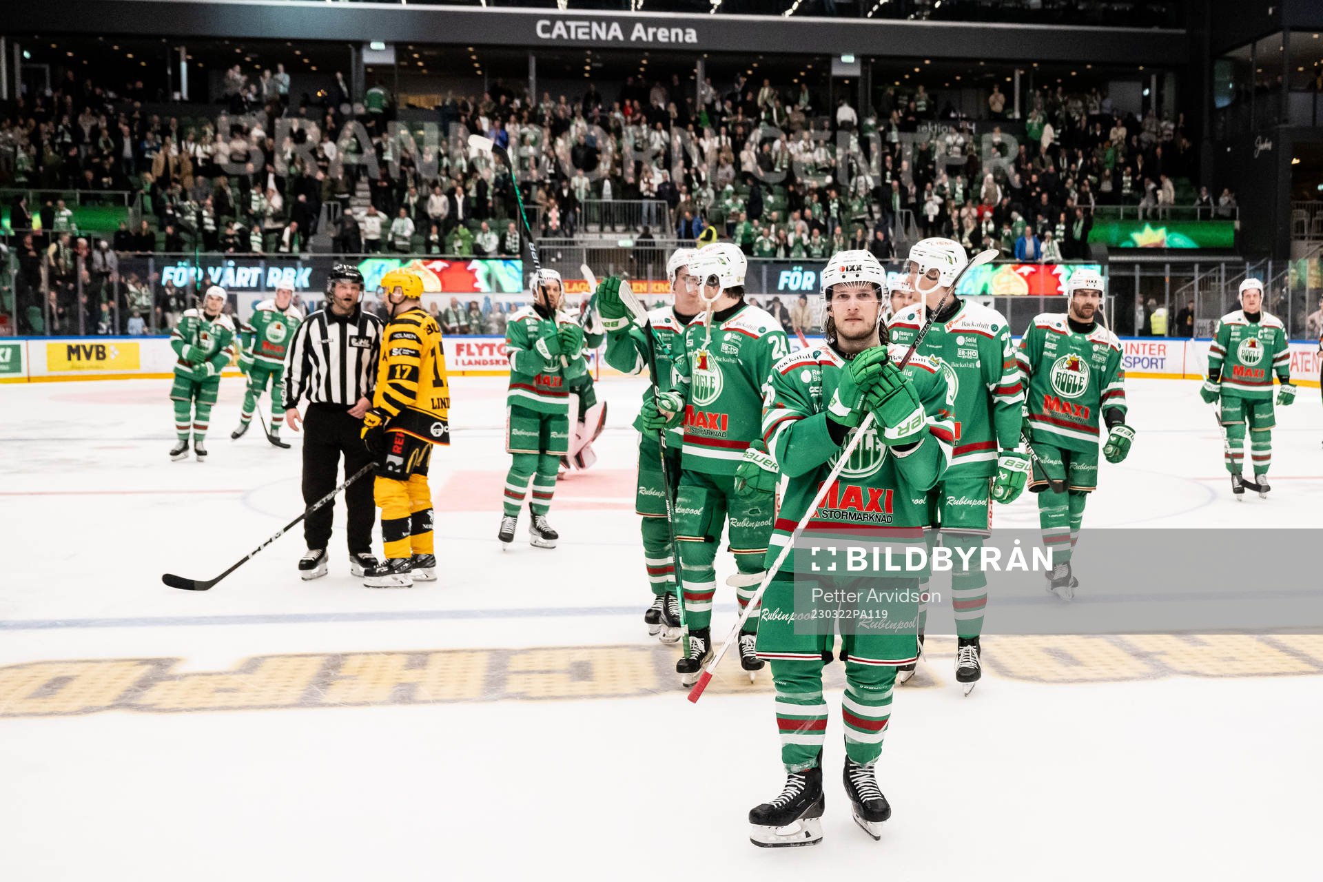 Rögles Valtteri Viljanen tackar publiken