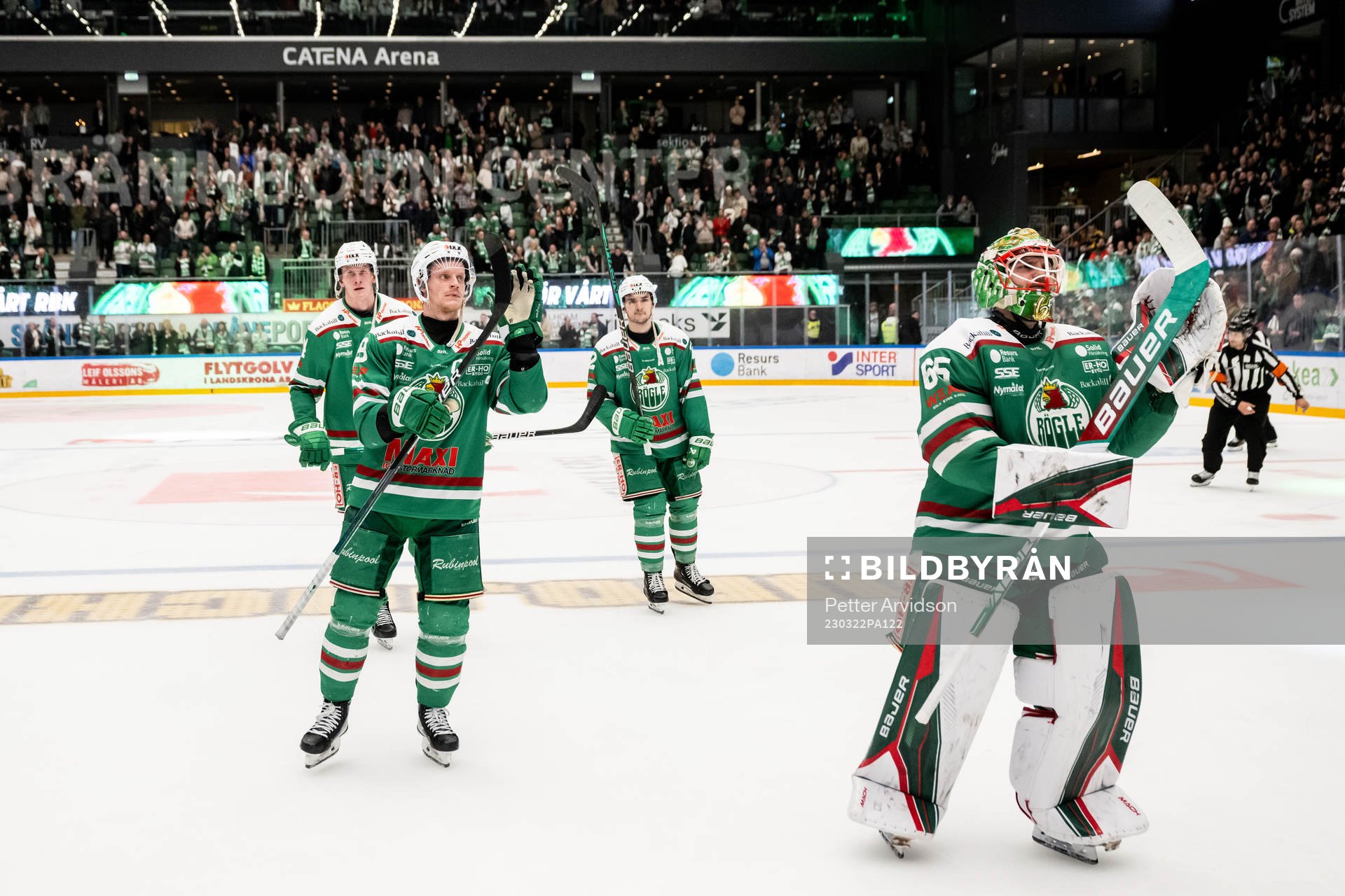Rögles Anton Bengtsson och målvakt Christoffer Rifalk