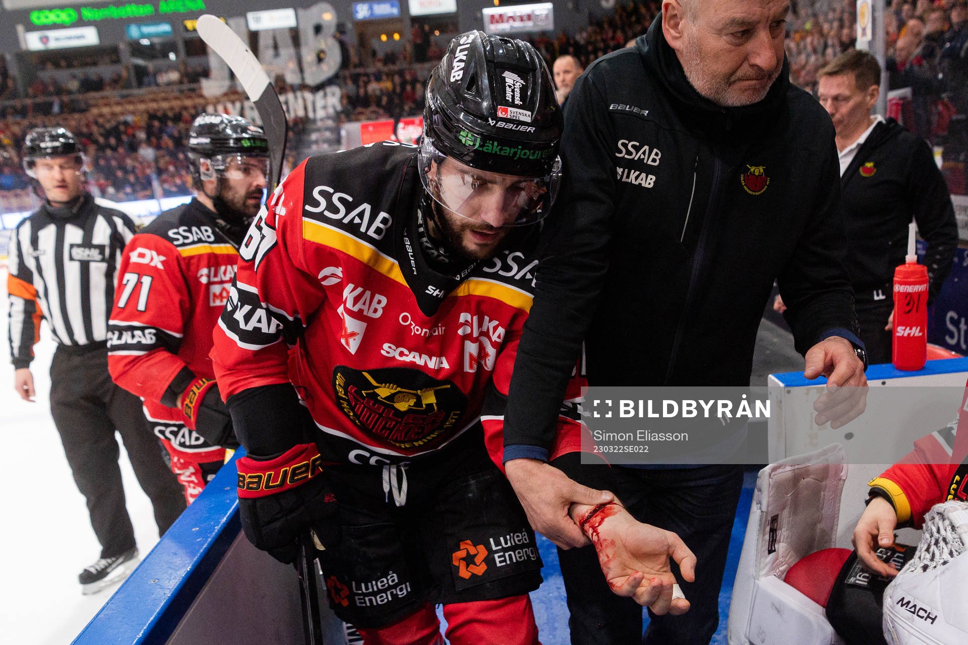 Luleås Konstantin Komarek lämnar isen