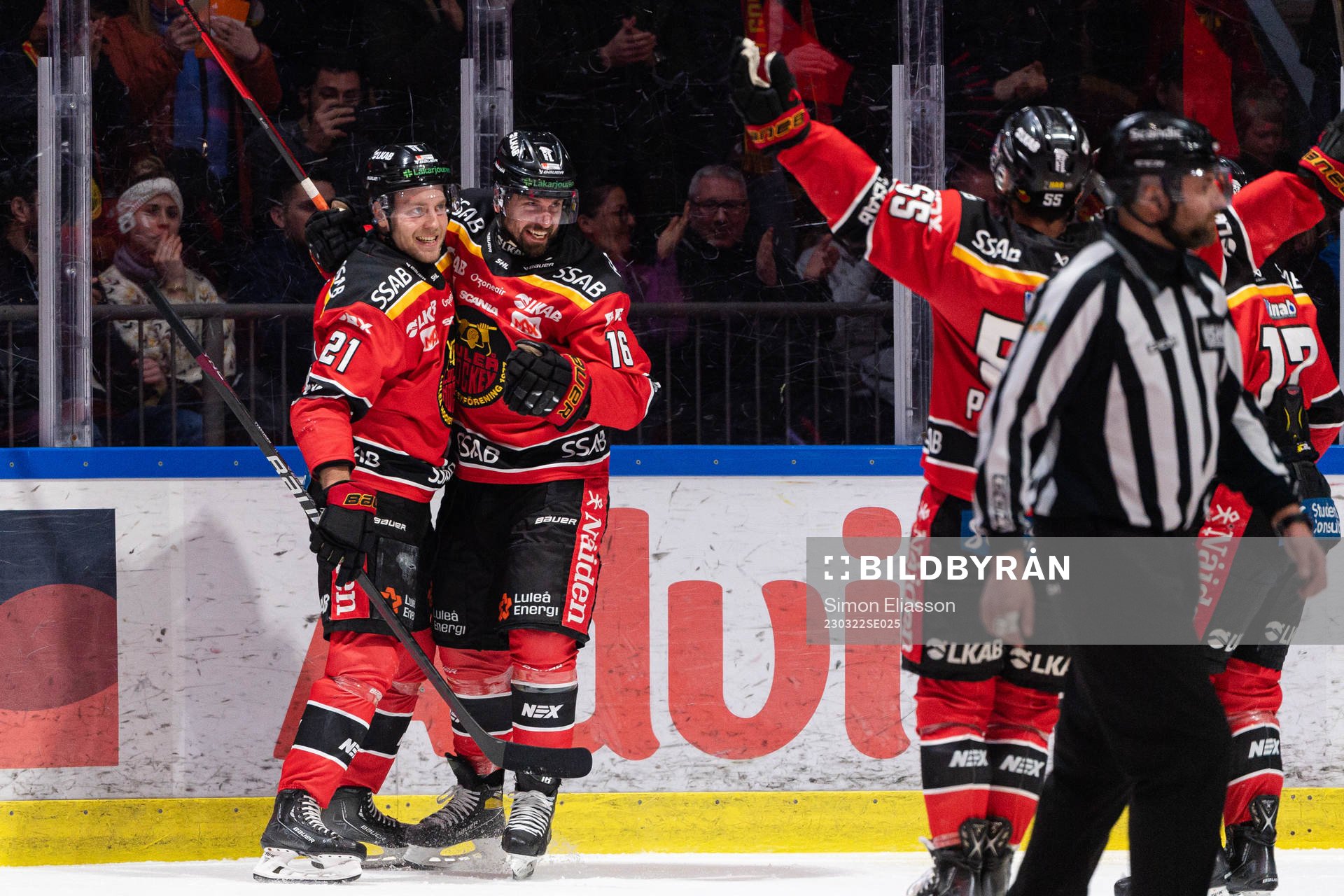 Luleås Juhani Tyrväinen och Niklas Olausson jublar