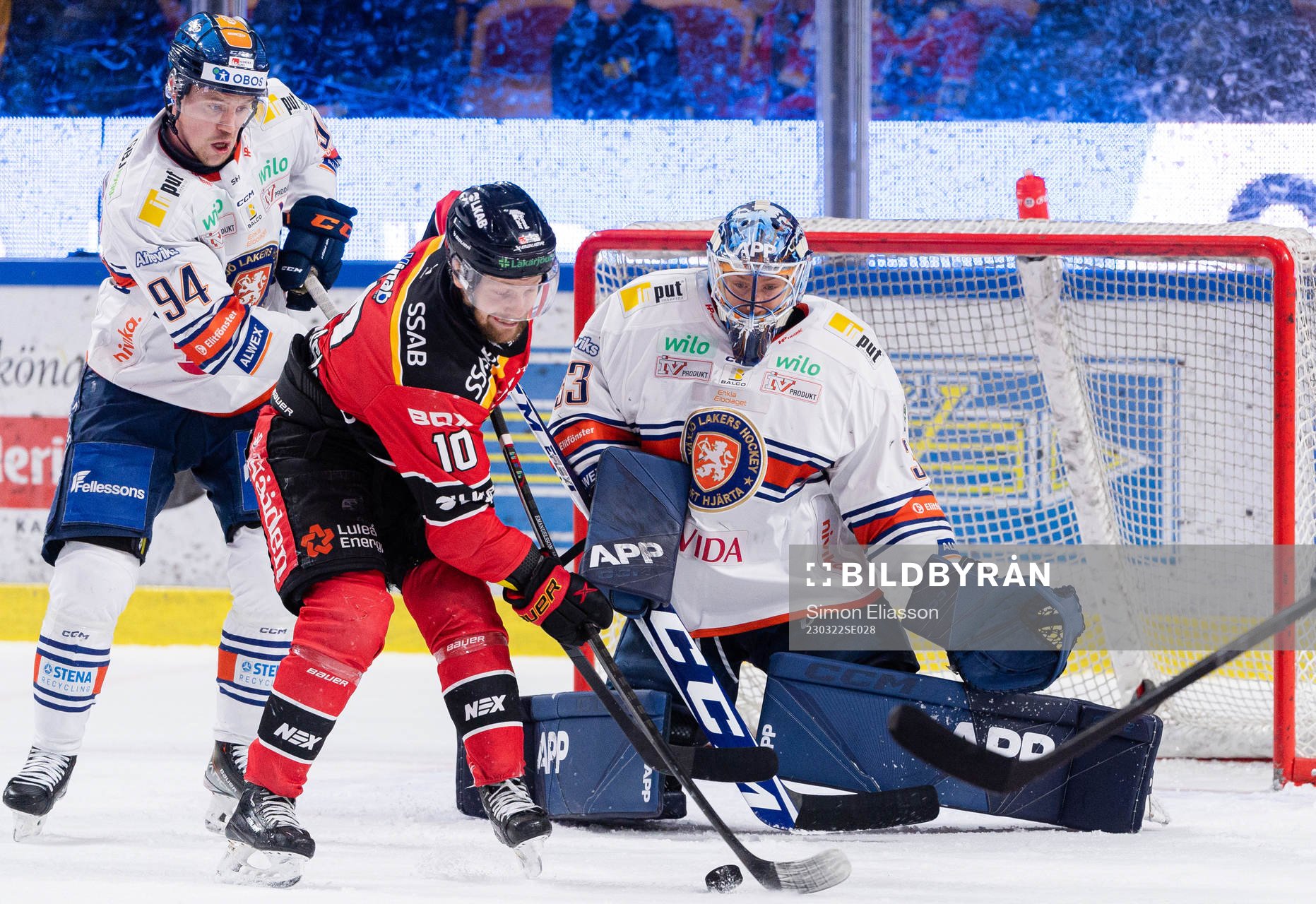 Luleås Einar Emanuelsson oroar framför Växjös Joel