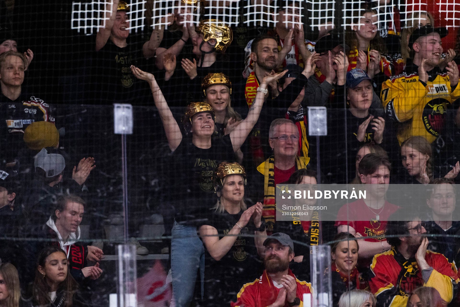 Spelare från Luleås damlag med guldhjälmar på