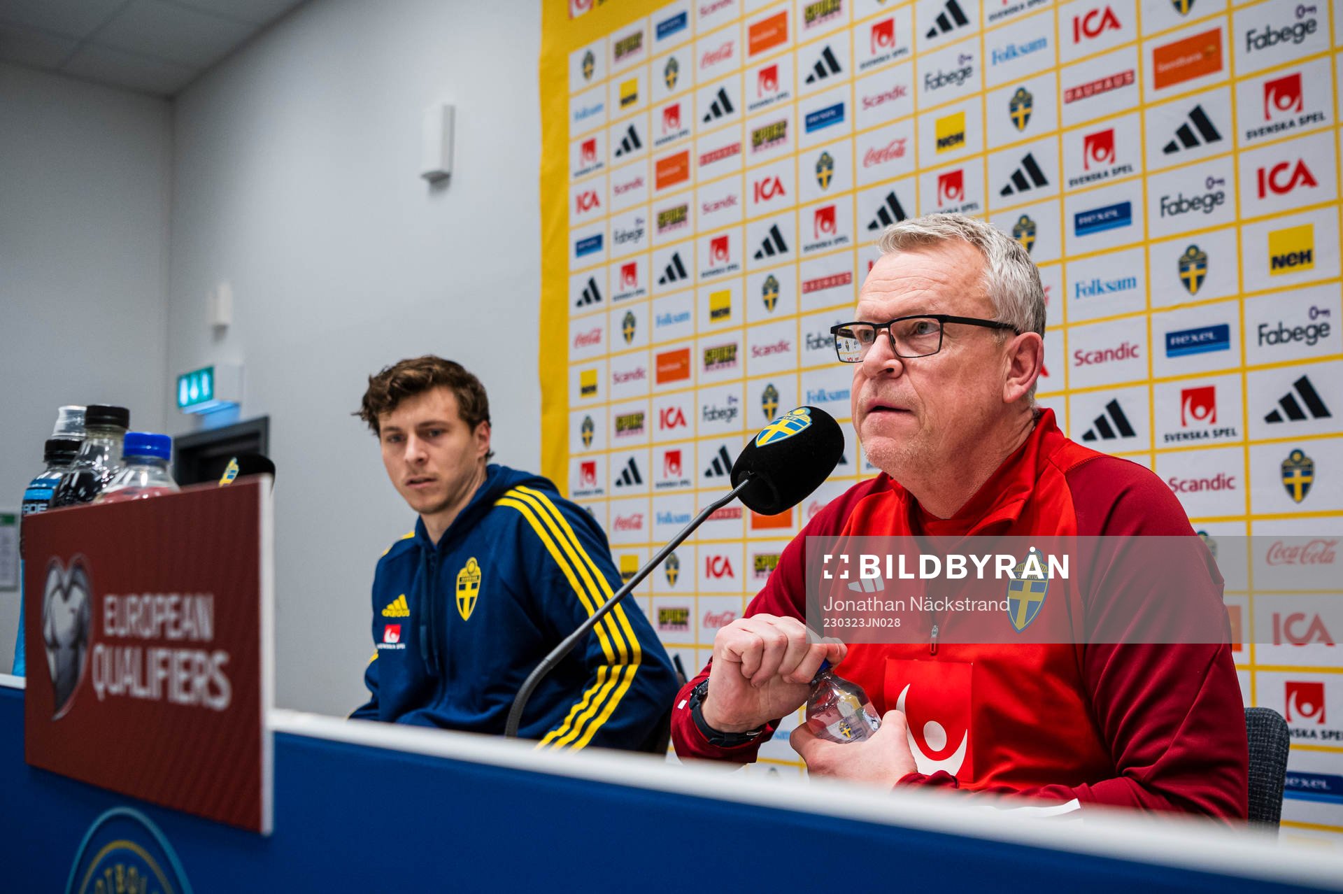 Head coach Janne Andersson and Victor Nilsson Lindelöf of