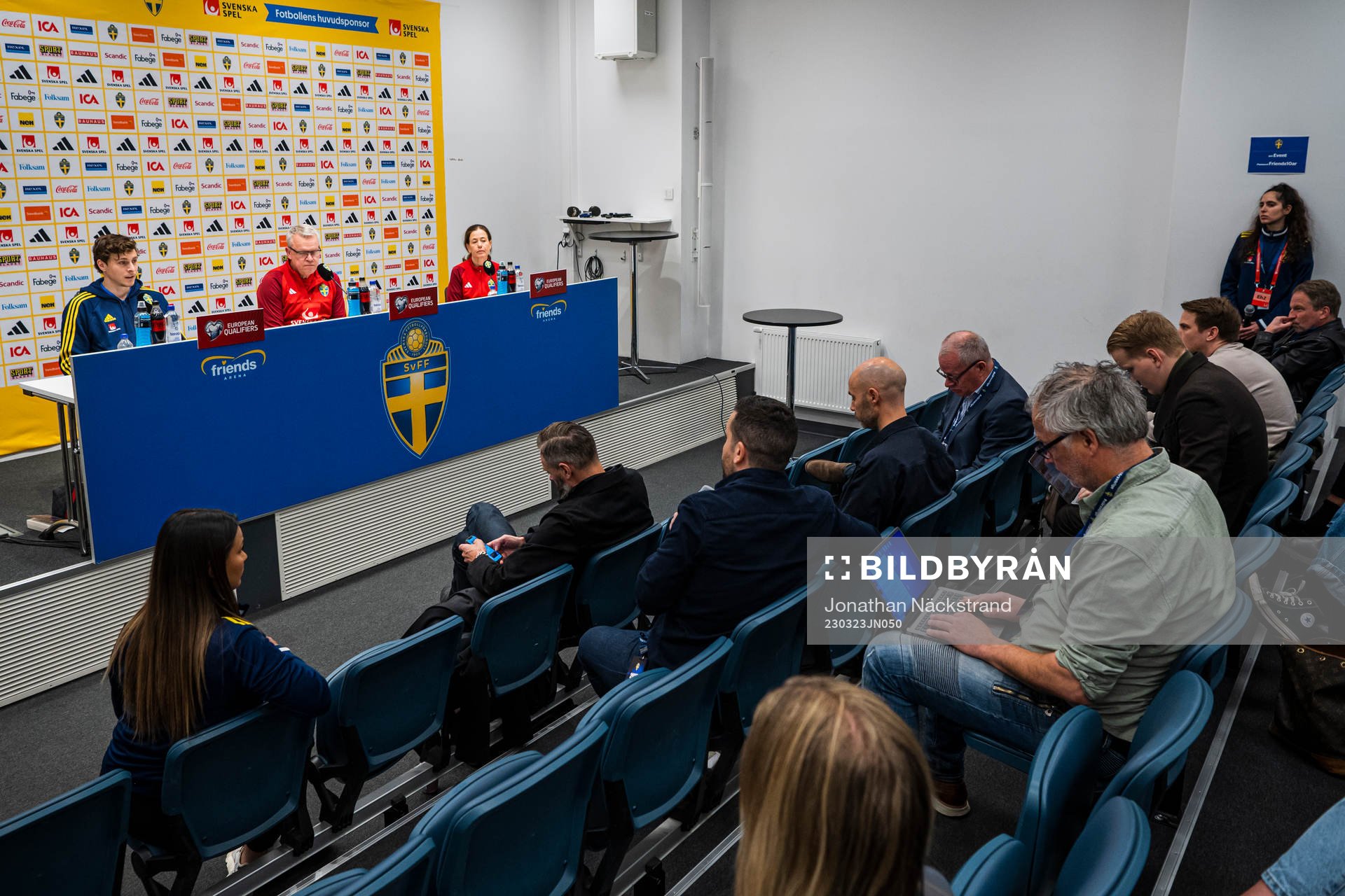 Head coach Janne Andersson and Victor Nilsson Lindelöf of