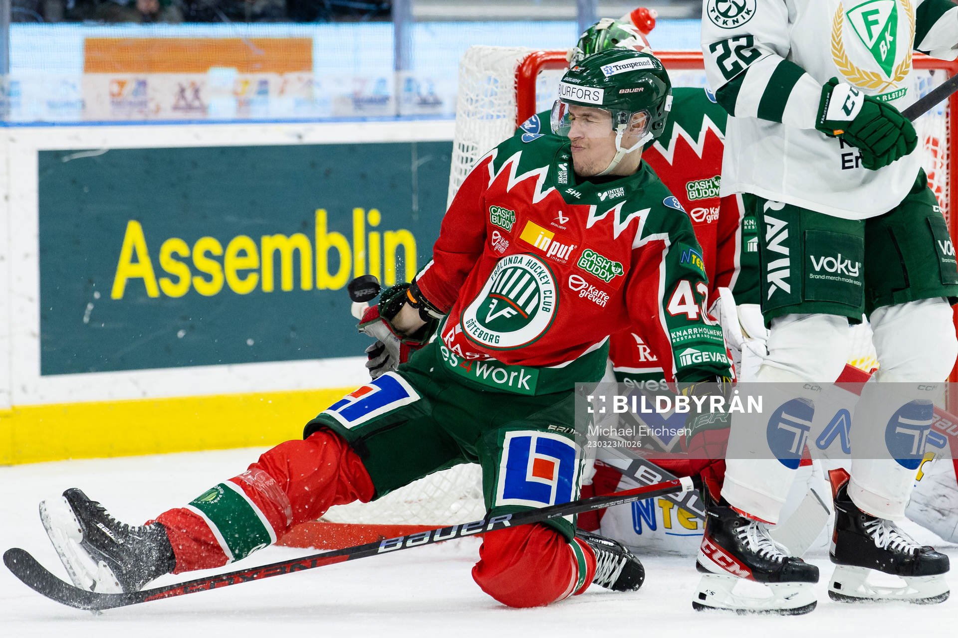 Frölundas Tom Nilsson täcker skott framför sin målvakt