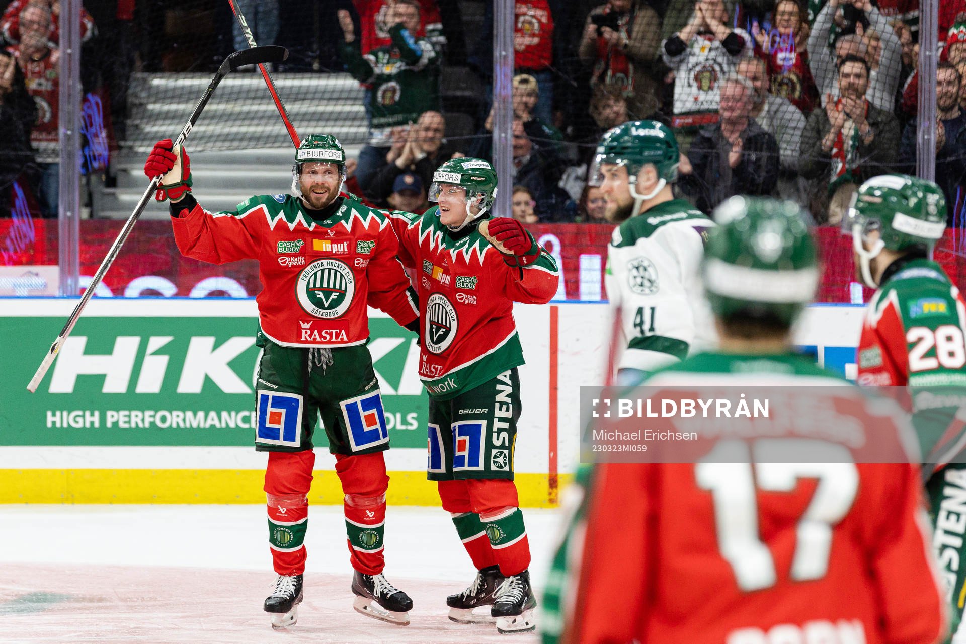 Frölundas Jan Mursak och Filip Hasa jublar