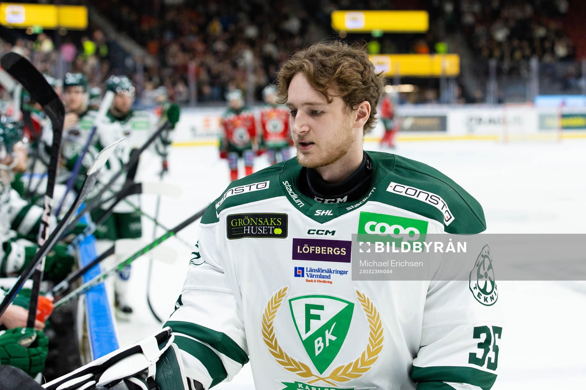 Färjestads målvakt Dennis Hildeby byts in