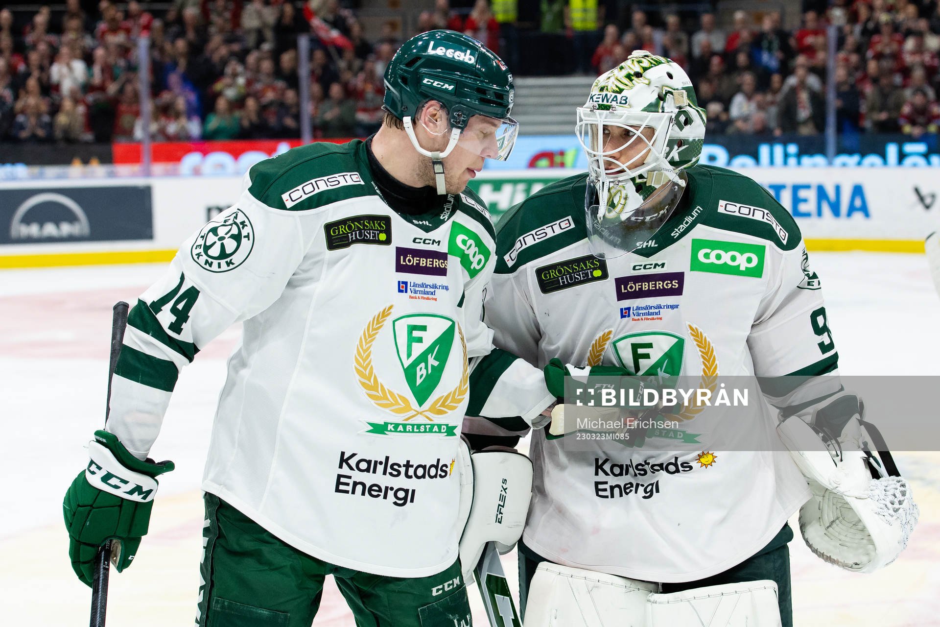 Färjestads Victor Ejdsell pratar med målvakt Matthew