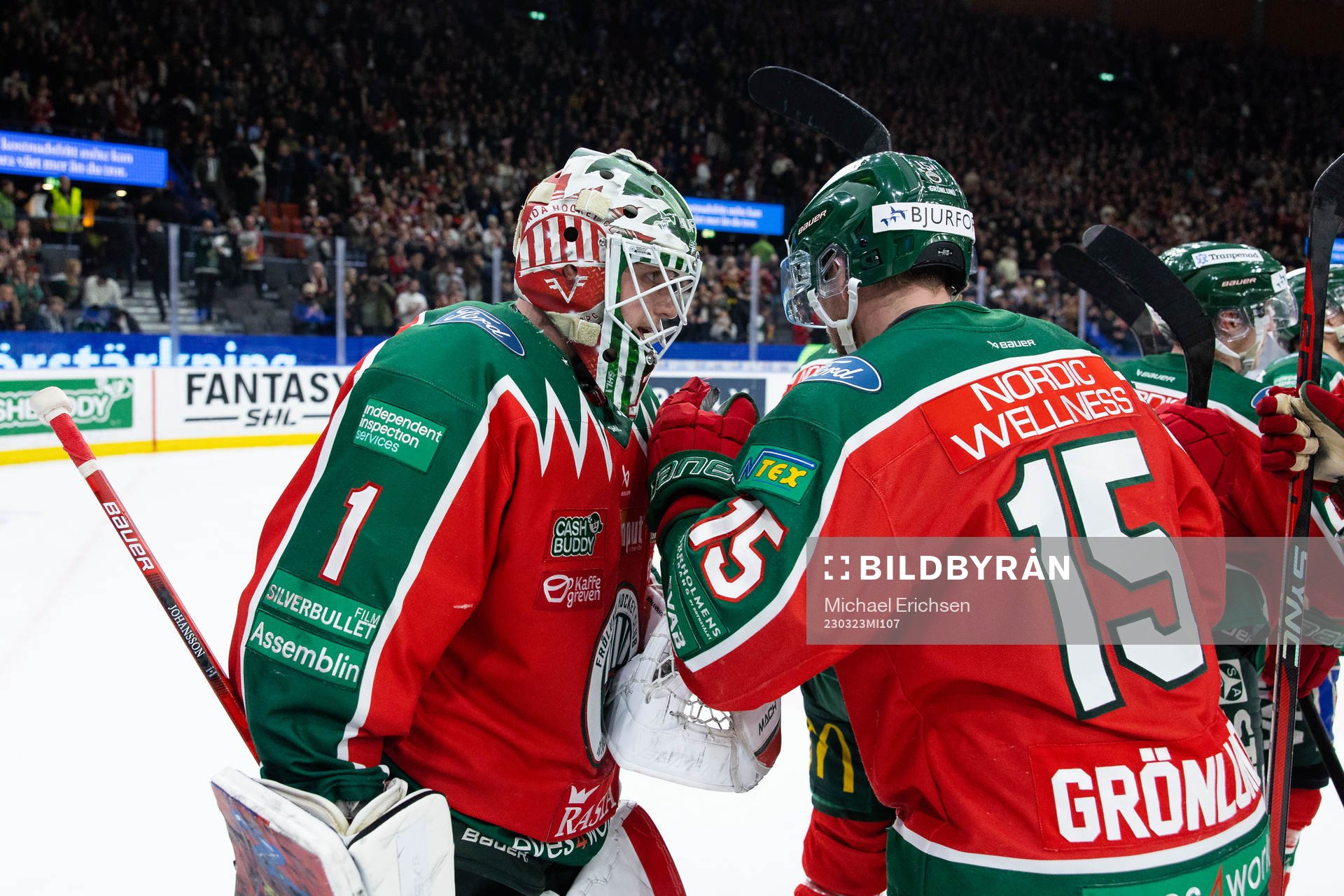 Frölundas målvakt Lars Johansson jublar ihop med Anders