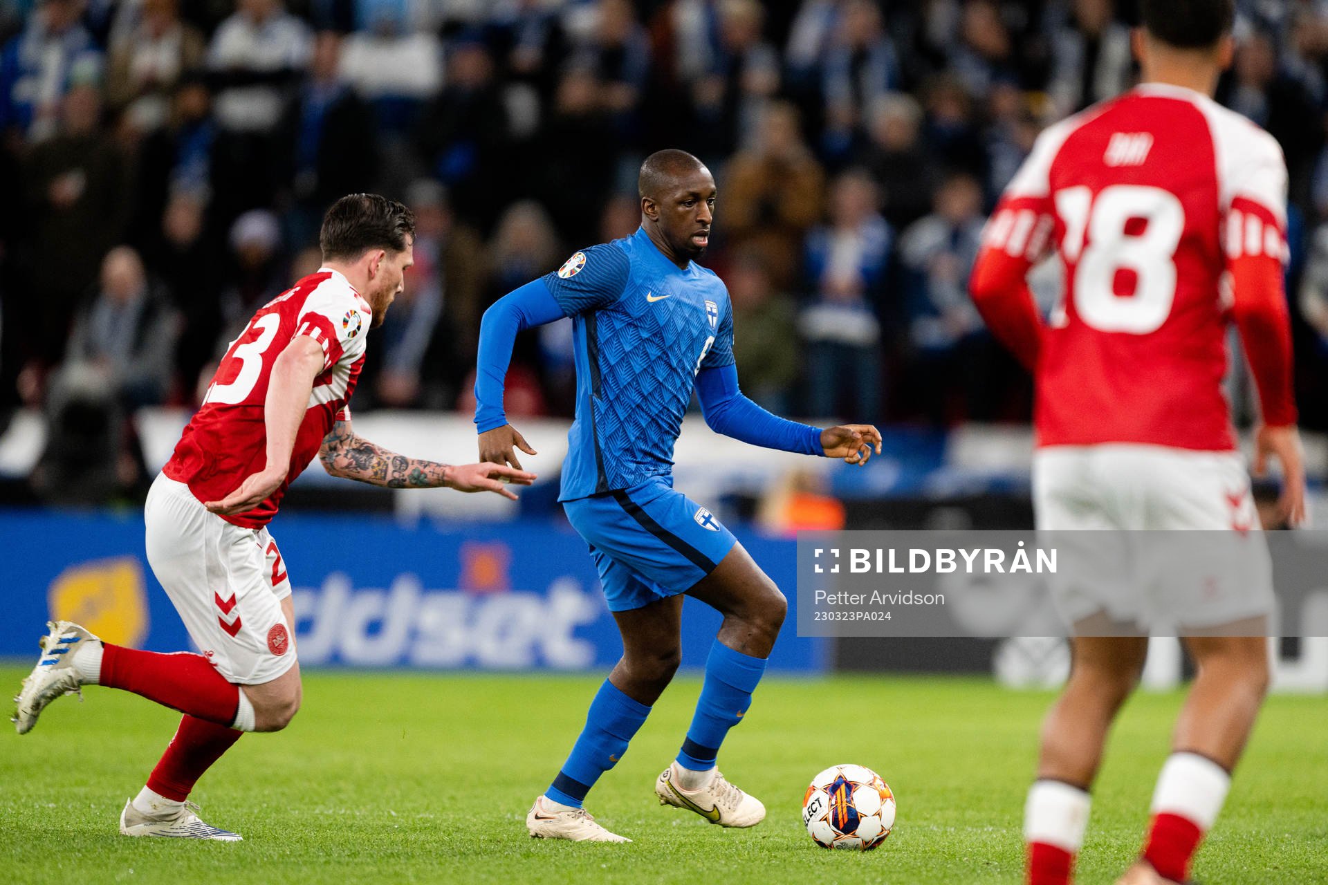 Pierre-Emile Højbjerg of Denmark and Glen Kamara of Finland