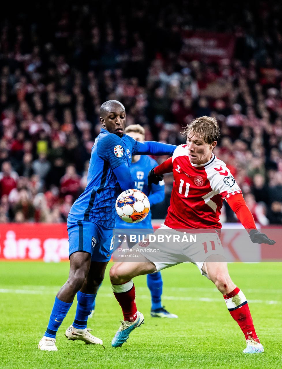 Glen Kamara of Finland and Rasmus Højlund of Denmark