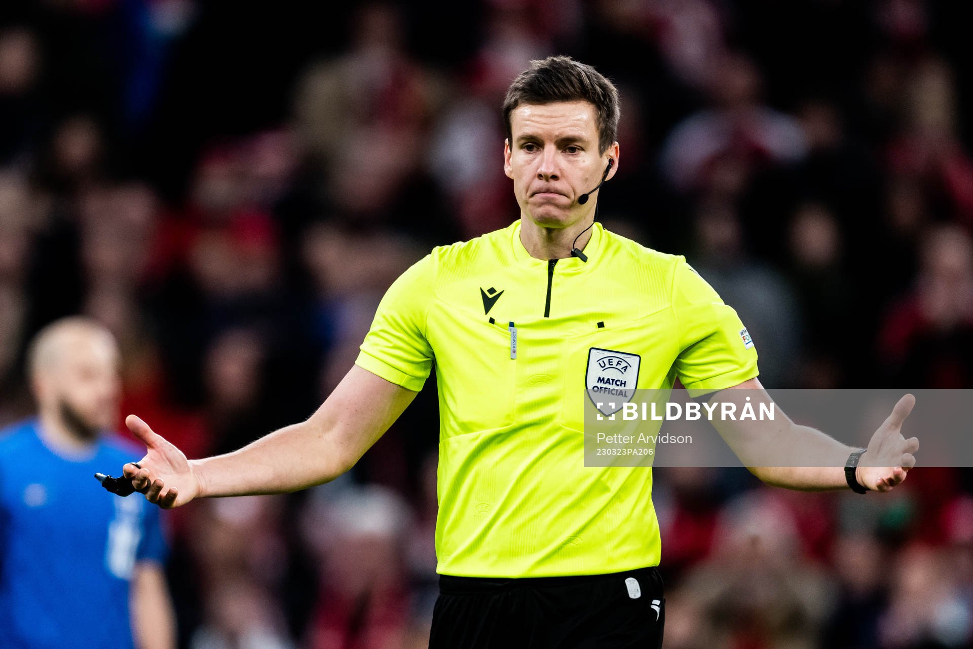 Referee Daniel Siebert