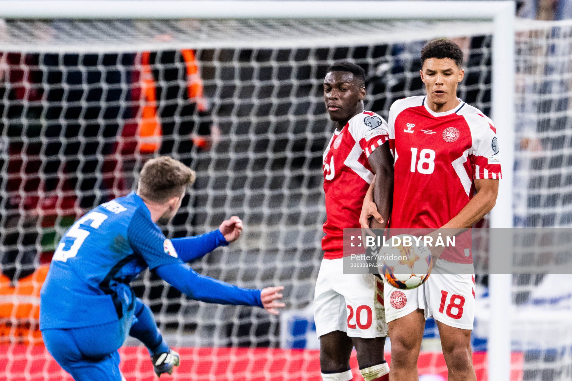 Arttu Hoskonen of Finland with a free kick against Mohamed
