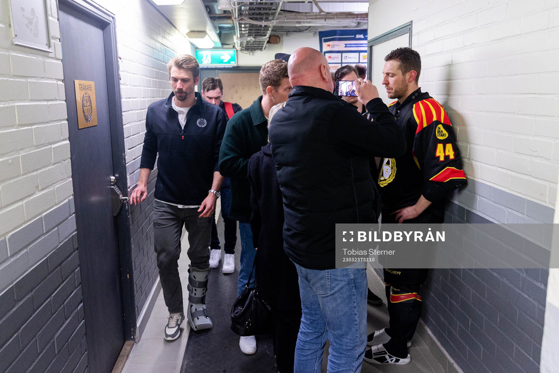 Brynäs Anton Rödin passerar Jacob Blomqvist som