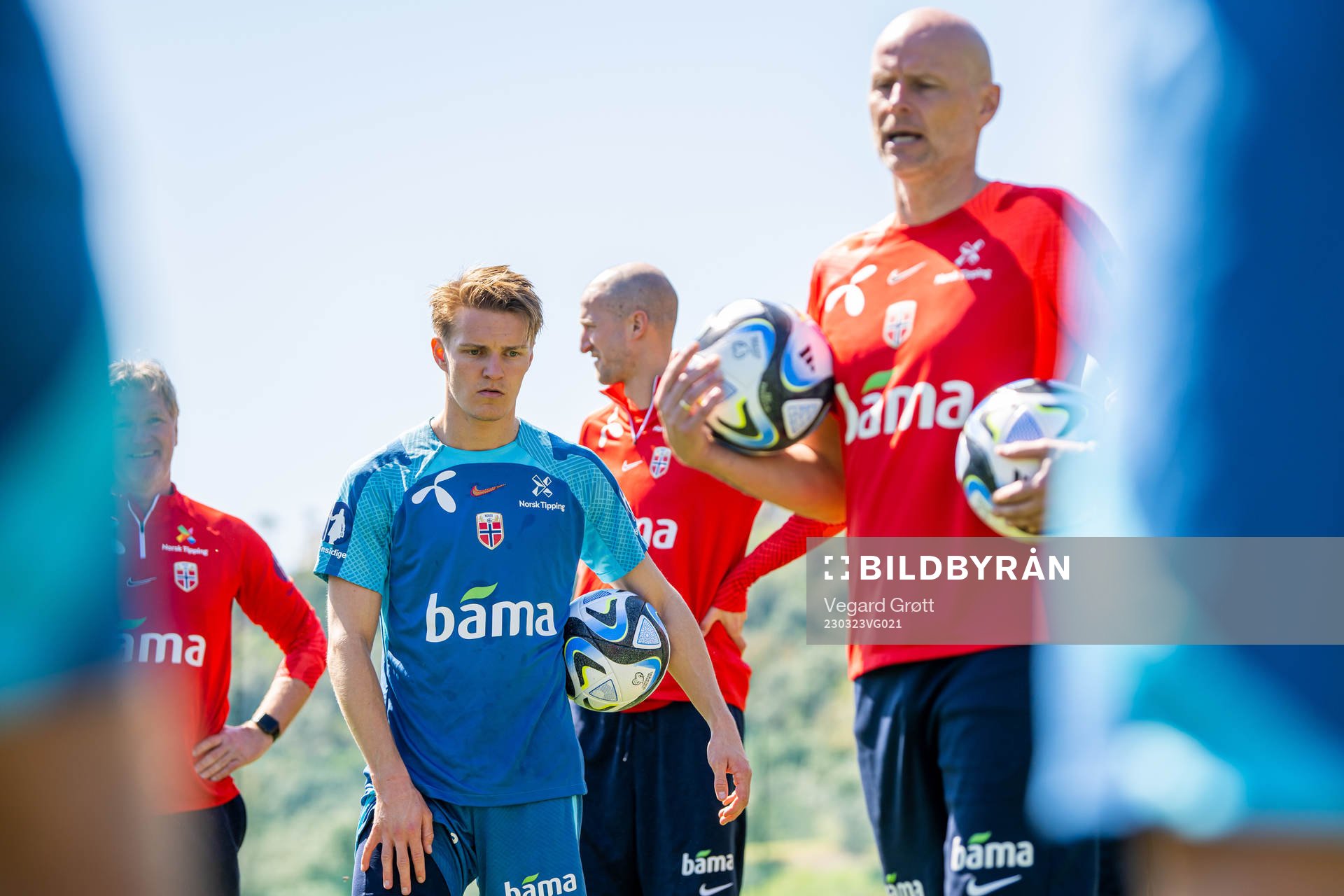 Martin Ødegaard listens to Ståle Solbakken, head coach of